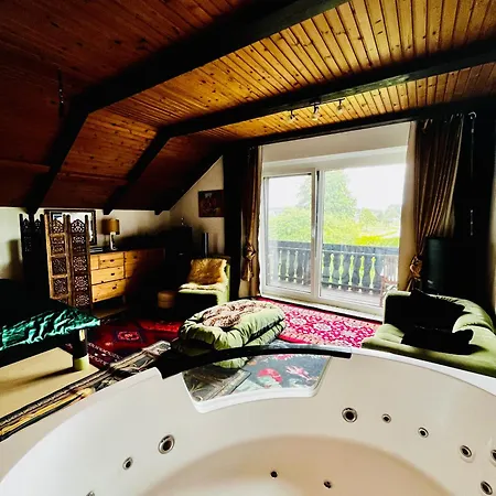 Wunderschoenes Mansardenstudio, Mit Balkon Und Garten