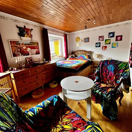 Wunderschoenes Mansardenstudio, Mit Balkon Und Garten *